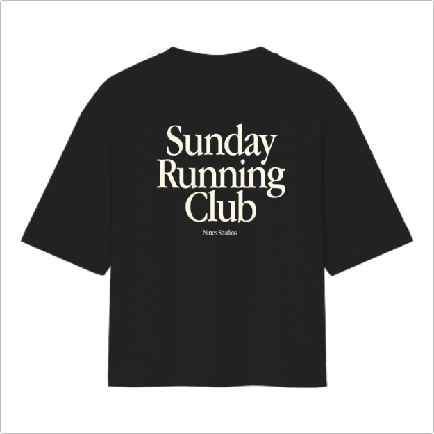 Camiseta com estampa frontal de "Sunday Running Club" em letras pequenas no peito e estampa traseira de "Sunday Running Club" grande, com "Nines Studios".