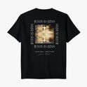 Camiseta com estampa frontal de "Jesus is King" decorada com uma coroa e estampa traseira apresentando cruz refletida na água com "Jesus is King".