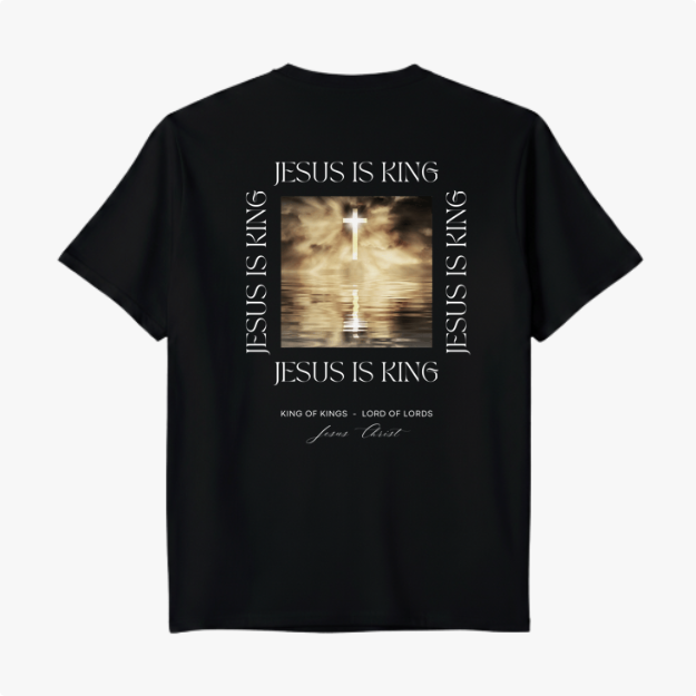Camiseta com estampa frontal de "Jesus is King" decorada com uma coroa e estampa traseira apresentando cruz refletida na água com "Jesus is King".