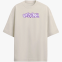 Camiseta com estampa frontal de tipografia estilizada, parecendo um grafite urbano, em traços grossos e curvos, formando uma composição artística vibrante.