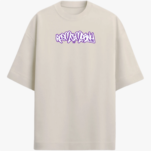 Camiseta com estampa frontal de tipografia estilizada, parecendo um grafite urbano, em traços grossos e curvos, formando uma composição artística vibrante.