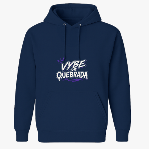 Moletom com estampa frontal de "Vybe de Quebrada" com coroa estilizada e detalhes, e estampa traseira da mesma frase enfatizada com fontes dinâmicas.