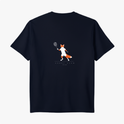 Camiseta com estampa frontal de bandeira brasileira e rosto de raposa dentro de círculo, mais texto pequeno, e estampa traseira de raposa com raquete.