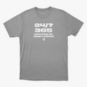 Camiseta com estampa frontal de texto "24/7 365 Surviving on Code & Coffee" em letras grandes, acompanhada por um pequeno símbolo abaixo.