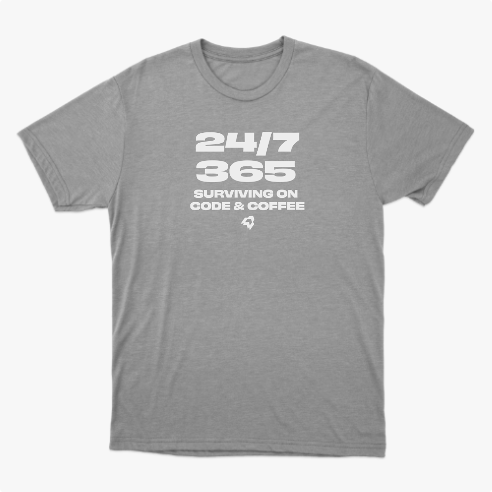 Camiseta com estampa frontal de texto "24/7 365 Surviving on Code & Coffee" em letras grandes, acompanhada por um pequeno símbolo abaixo.