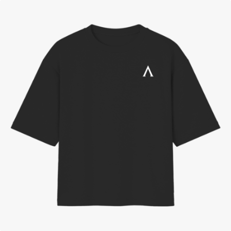 Camiseta com estampa frontal de símbolo triangular discreto e estampa traseira de estátua moderna cercada por elementos gráficos e texto detalhado.