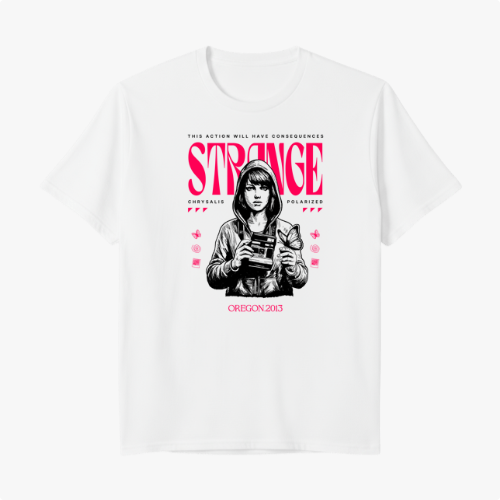 Camiseta com estampa frontal de figura central segurando uma câmera, rodeada por palavras e símbolos, com destaque para "STRANGE" em letras grandes.