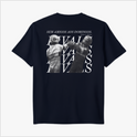 Camiseta com estampa frontal de "RIVALS" em letras discretas e estampa traseira com imagem de dois pilotos se cumprimentando, sobreposta por "RIVALS" repetido.