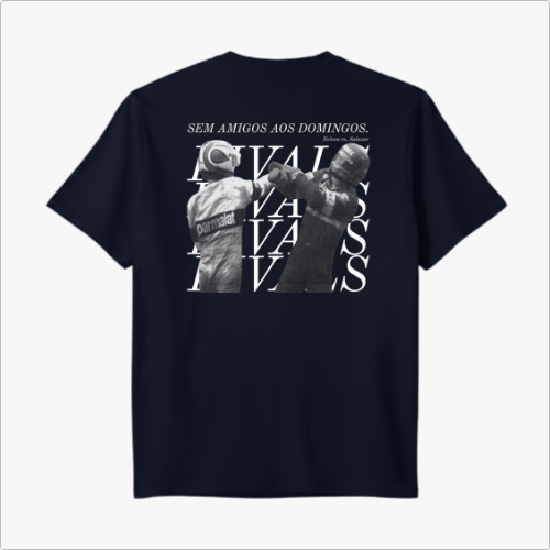 Camiseta com estampa frontal de "RIVALS" em letras discretas e estampa traseira com imagem de dois pilotos se cumprimentando, sobreposta por "RIVALS" repetido.