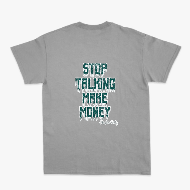 Camiseta com estampa traseira de letras gotejantes formando a frase "STOP TALKING MAKE MONEY", e assinatura estilizada "Hustlers Only" abaixo.
