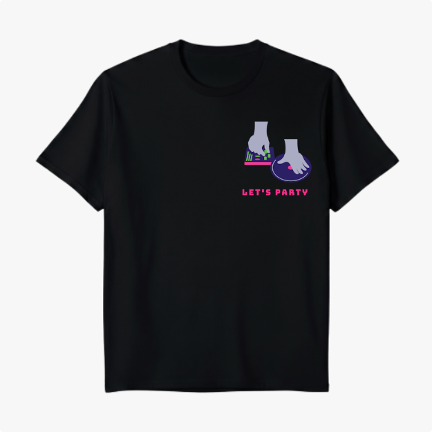 Camiseta com estampa frontal de mãos manipulando botões coloridos ao lado de um disco de vinil, acompanhada da frase "LET'S PARTY".
