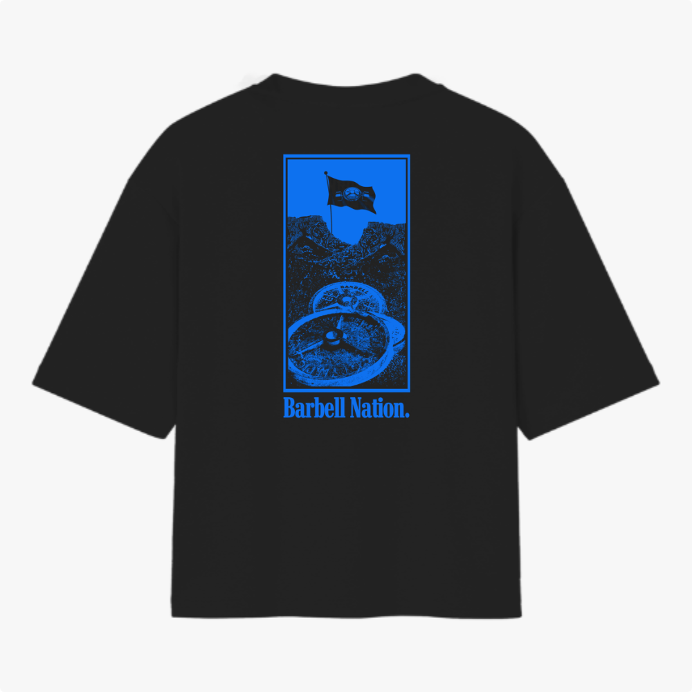 Camiseta com estampa frontal de logotipo estilizado acima da palavra "Barbell" e estampa traseira de halteres e bandeira com o texto "Barbell Nation".