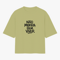 Camiseta com estampa frontal de letras grandes e espaçadas formando a frase "NÃO MORRA SEM VIVER".