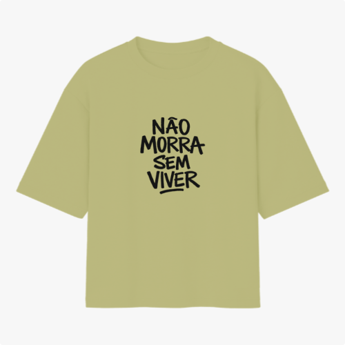 Camiseta com estampa frontal de letras grandes e espaçadas formando a frase "NÃO MORRA SEM VIVER".