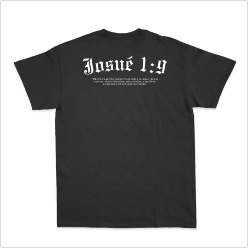 Camiseta com estampa frontal de texto "multiforme ink." discreto e estampa traseira com "Josué 1:9" em destaque e citação detalhada abaixo.