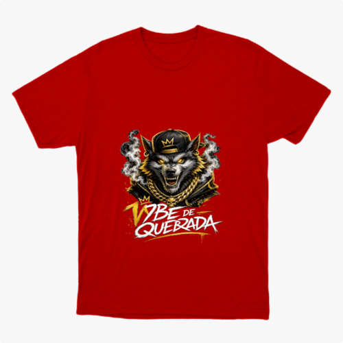 Camiseta com estampa frontal de lobo antropomórfico usando boné e correntes, cercado por fumaça, acima da frase estilizada "Vibe de Quebrada".