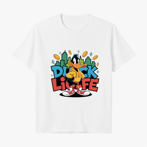 Camiseta com estampa frontal de pato estilizado em pose confiante, rodeado por moedas douradas, edifícios verdes e as palavras "Duck Life" em azul e vermelho.