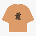 Camiseta com estampa frontal de letras grandes e espaçadas formando a frase "NÃO MORRA SEM VIVER".