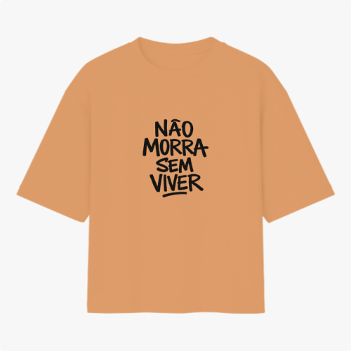 Camiseta com estampa frontal de letras grandes e espaçadas formando a frase "NÃO MORRA SEM VIVER".