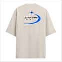 Camiseta com estampa frontal de texto estilizado ao lado de um símbolo estrelado e estampa traseira de logo similar ampliado com gráfico curvo dinâmico.