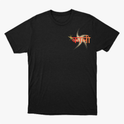 Camiseta com estampa frontal de letras estilizadas com efeito de estrela e estampa traseira de rosto detalhado em estilo ilustração com adornos.