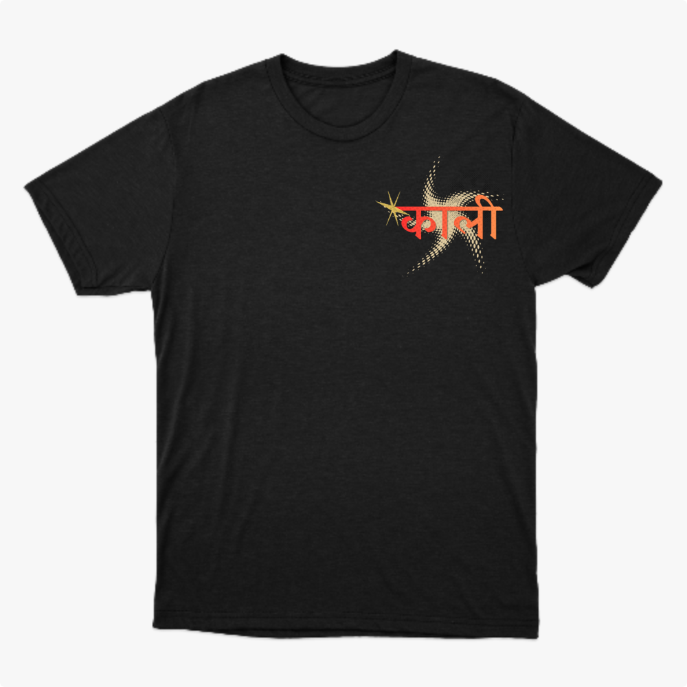 Camiseta com estampa frontal de letras estilizadas com efeito de estrela e estampa traseira de rosto detalhado em estilo ilustração com adornos.