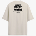 Camiseta com estampa frontal de "just ship it" e símbolo circular de ondas e estampa traseira de "MAKE MONEY AND FRIENDS" e "FOCUS ON PROFIT AND POPULARITY".