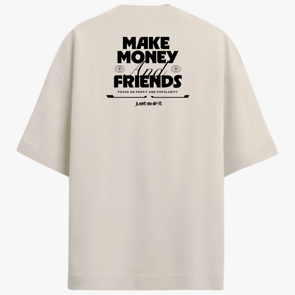 Camiseta com estampa frontal de "just ship it" e símbolo circular de ondas e estampa traseira de "MAKE MONEY AND FRIENDS" e "FOCUS ON PROFIT AND POPULARITY".