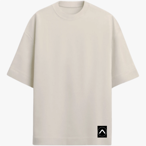 Camiseta com estampa frontal de pequeno logotipo minimalista e estampa traseira de folhas tropicais em diversas cores e círculo texturizado.