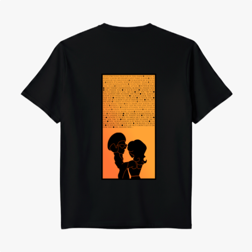 Camiseta com estampa frontal de olhos estilizados e frase “In Your Eyes” e estampa traseira de texto extenso acima de silhuetas de duas pessoas.