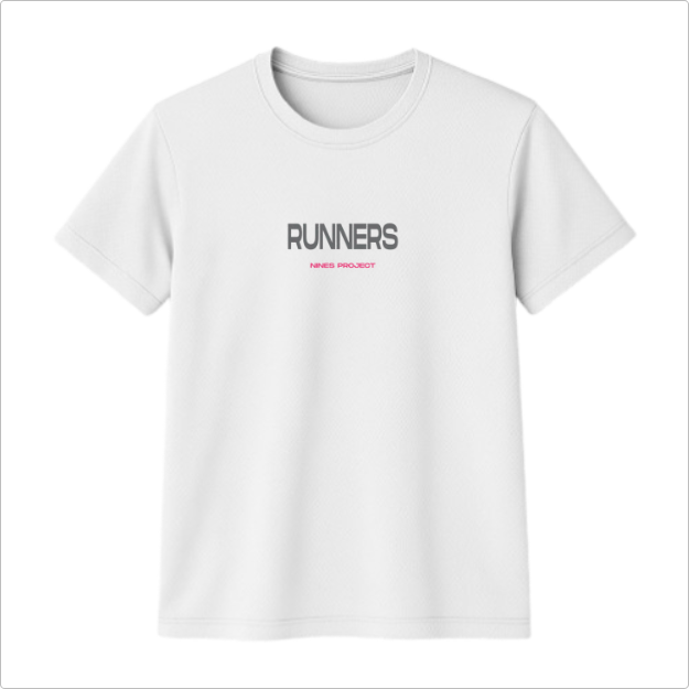 Camiseta com estampa frontal de "RUNNERS NINES PROJECT" e estampa traseira detalhada com textos sobre corrida, números e o título "RUNNERS" centralizado.
