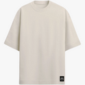 Camiseta com estampa frontal de símbolo minimalista no canto inferior e estampa traseira de arte geométrica abstrata com círculos, quadrados e um "X".
