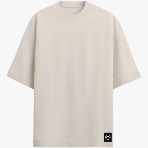 Camiseta com estampa frontal de símbolo minimalista no canto inferior e estampa traseira de arte geométrica abstrata com círculos, quadrados e um "X".
