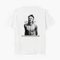 Camiseta com estampa frontal de uma pequena assinatura estilizada no peito e estampa traseira de uma foto em preto e branco de um jovem com faixa na cabeça e assinaturas.