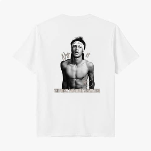 Camiseta com estampa frontal de uma pequena assinatura estilizada no peito e estampa traseira de uma foto em preto e branco de um jovem com faixa na cabeça e assinaturas.