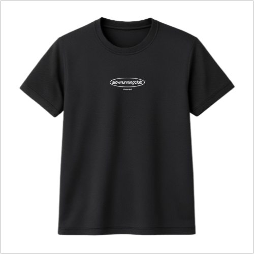 Camiseta com estampa frontal de logotipo oval contendo texto centralizado em duas linhas, uma superior em destaque maior e uma inferior menor.