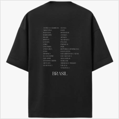 Camiseta com estampa frontal de "God Bless America, Brazil, 2020" e estampa traseira de lista de países em colunas sob a palavra "BRASIL" centralizada.
