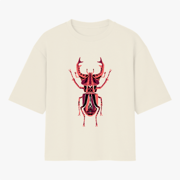 Camiseta com estampa frontal de um besouro estilizado em detalhes geométricos e simétricos, destacando chifres e segmentos do corpo com precisão artística.