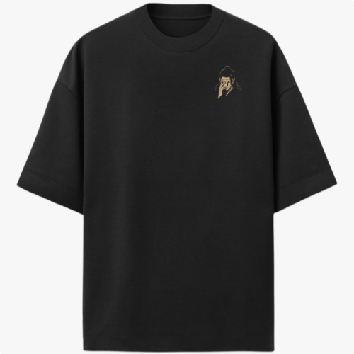 Camiseta com estampa frontal de um rosto estilizado parcialmente coberto por uma mão, e estampa traseira de figura sinistra manipulando espinhos na própria cabeça.