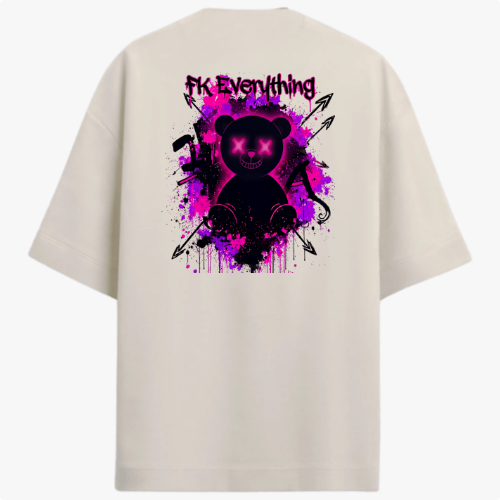 Camiseta com estampa frontal de frase estilizada e estampa traseira de urso com olhos em cruz, fundo de tinta respingada e símbolos de flechas e ferramentas.