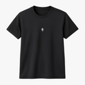 Camiseta com estampa frontal de símbolo estilizado semelhante a uma flor com detalhes pontiagudos e geométricos ao redor do centro.