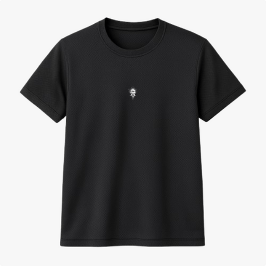 Camiseta com estampa frontal de símbolo estilizado semelhante a uma flor com detalhes pontiagudos e geométricos ao redor do centro.