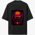 Camiseta com estampa frontal de símbolo minimalista e estampa traseira de fita cassete retro em cenário neon com palmeiras e pôr do sol vibrante.