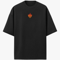 Camiseta com estampa frontal de símbolo flamejante estilizado e estampa traseira de ilustração abstrata dinâmica com elementos agitados e sobrepostos.