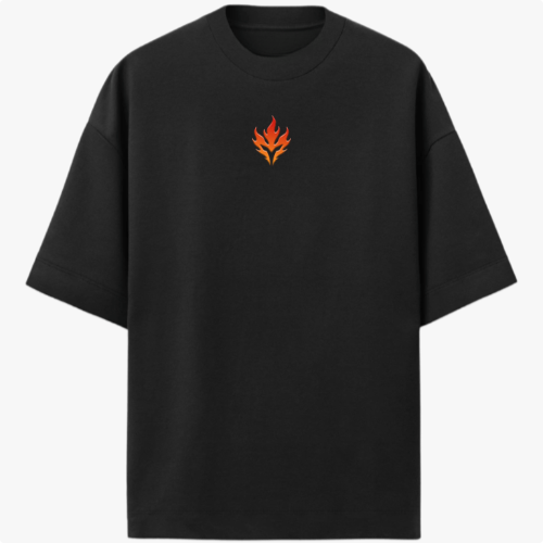 Camiseta com estampa frontal de símbolo flamejante estilizado e estampa traseira de ilustração abstrata dinâmica com elementos agitados e sobrepostos.