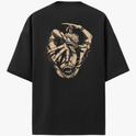 Camiseta com estampa frontal de olhos expressivos e símbolo enigmático acima, e estampa traseira de figura complexa entrelaçada por faixas.
