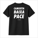 Camiseta com estampa frontal de marca discreta centralizada e estampa traseira de texto impactante em caixa alta, acompanhada de marca logo abaixo.