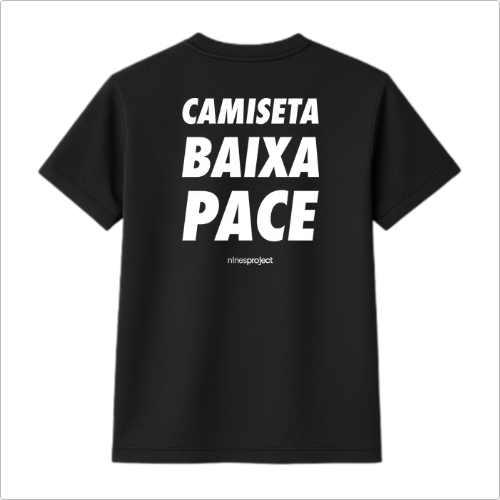 Camiseta com estampa frontal de marca discreta centralizada e estampa traseira de texto impactante em caixa alta, acompanhada de marca logo abaixo.