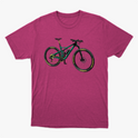 Camiseta com estampa frontal de bicicleta detalhada com componentes realistas, destacando quadro robusto e rodas com inscrições estilizadas nos pneus.