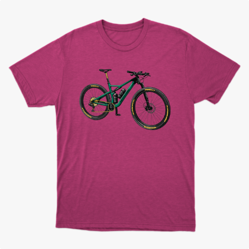 Camiseta com estampa frontal de bicicleta detalhada com componentes realistas, destacando quadro robusto e rodas com inscrições estilizadas nos pneus.